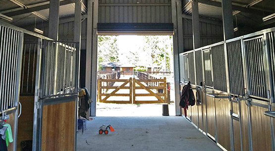 wangaratta stables breezeway colorbond roller door