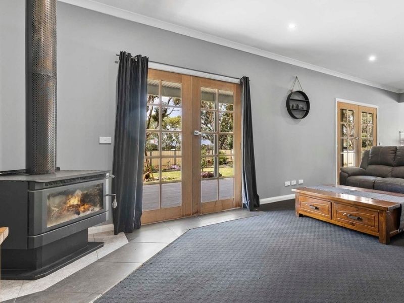 Classic Country Home Geelong 17