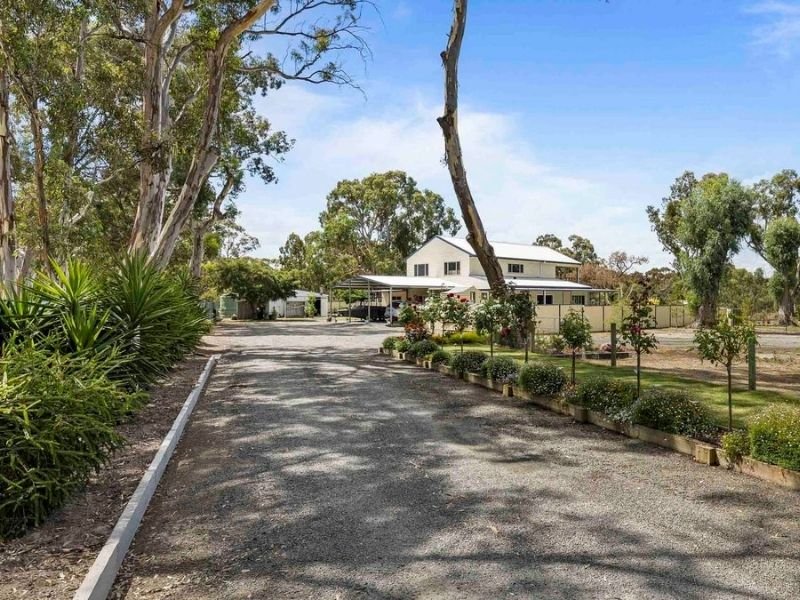 Classic Country Home Geelong 26