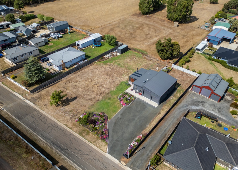 SHEDS AND HOMES 15 Macquire Street CRESSY 10