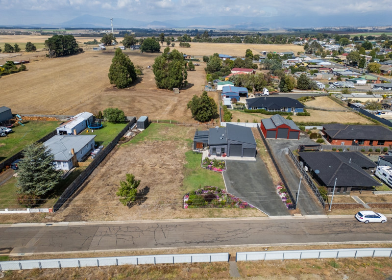 SHEDS AND HOMES 15 Macquire Street CRESSY 8