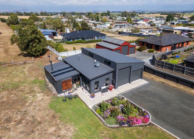 SHEDS AND HOMES 15 Macquire Street CRESSY 9